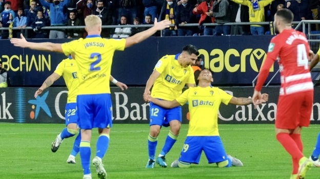 Santiago Arzamendia celebra su gol con el Cádiz CF al Granada.