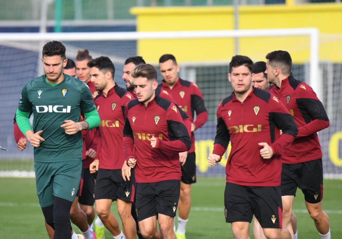 Los jugadores del Cádiz volvieron al trabajo sin tiempo para descansar.