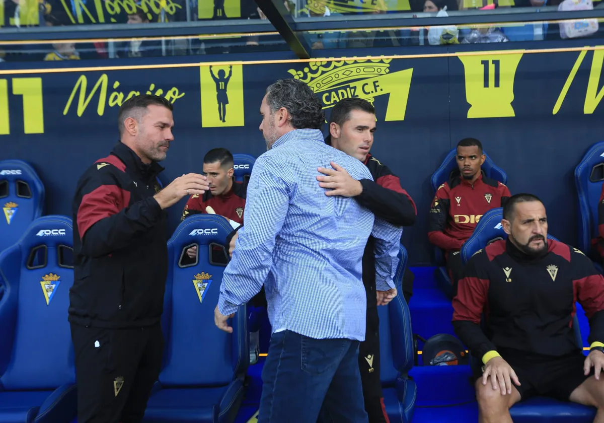 Sergio se saluda con su cuerpo técnico.
