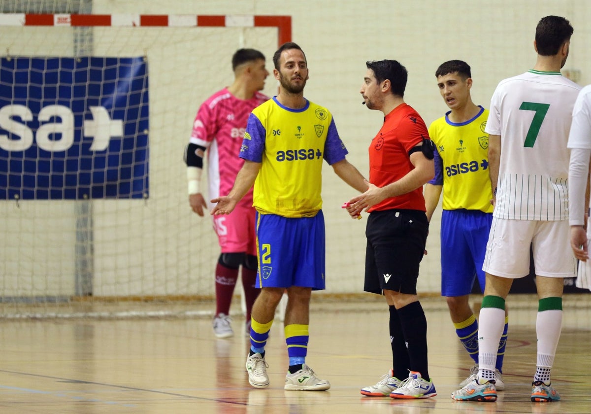 La actuación de los colegiados en contra del Cádiz CF Virgili fue lamentable