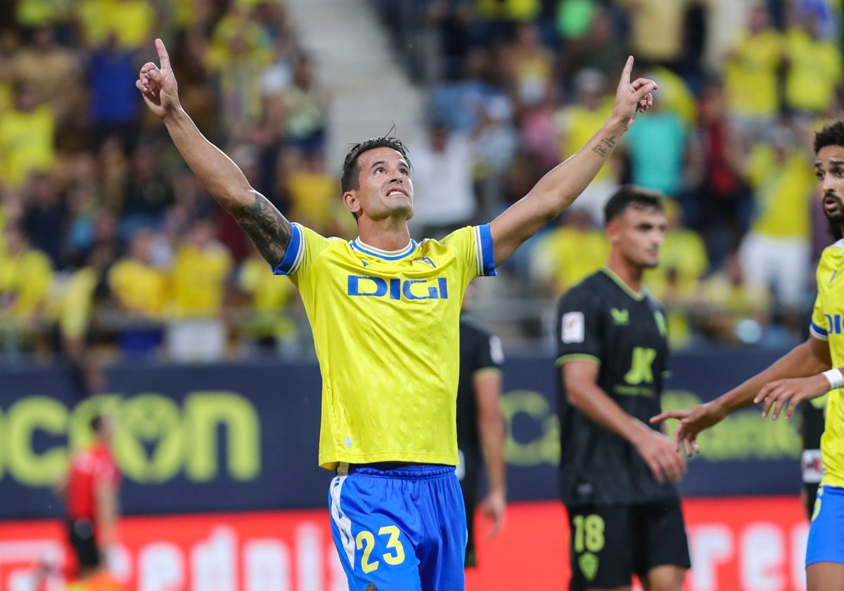 Luis Hernández celebra el gol que lleva en Liga.