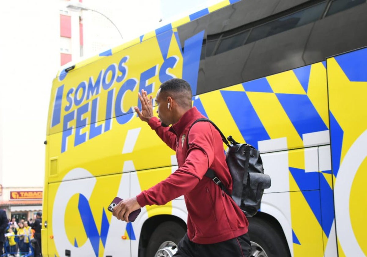 Lucas Pires llega al estadio amarillo