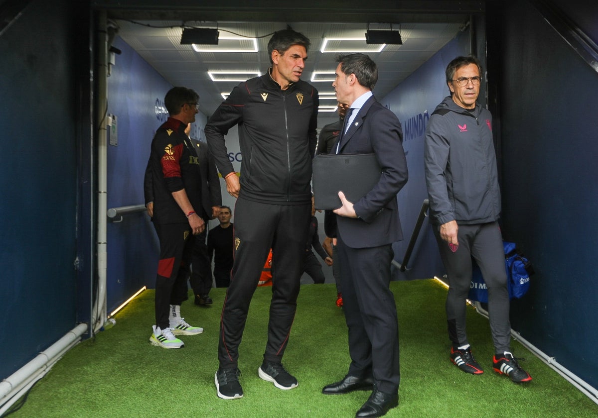 Pellegrino y Valverde hablan antes del partido en el túnel de vestuarios.