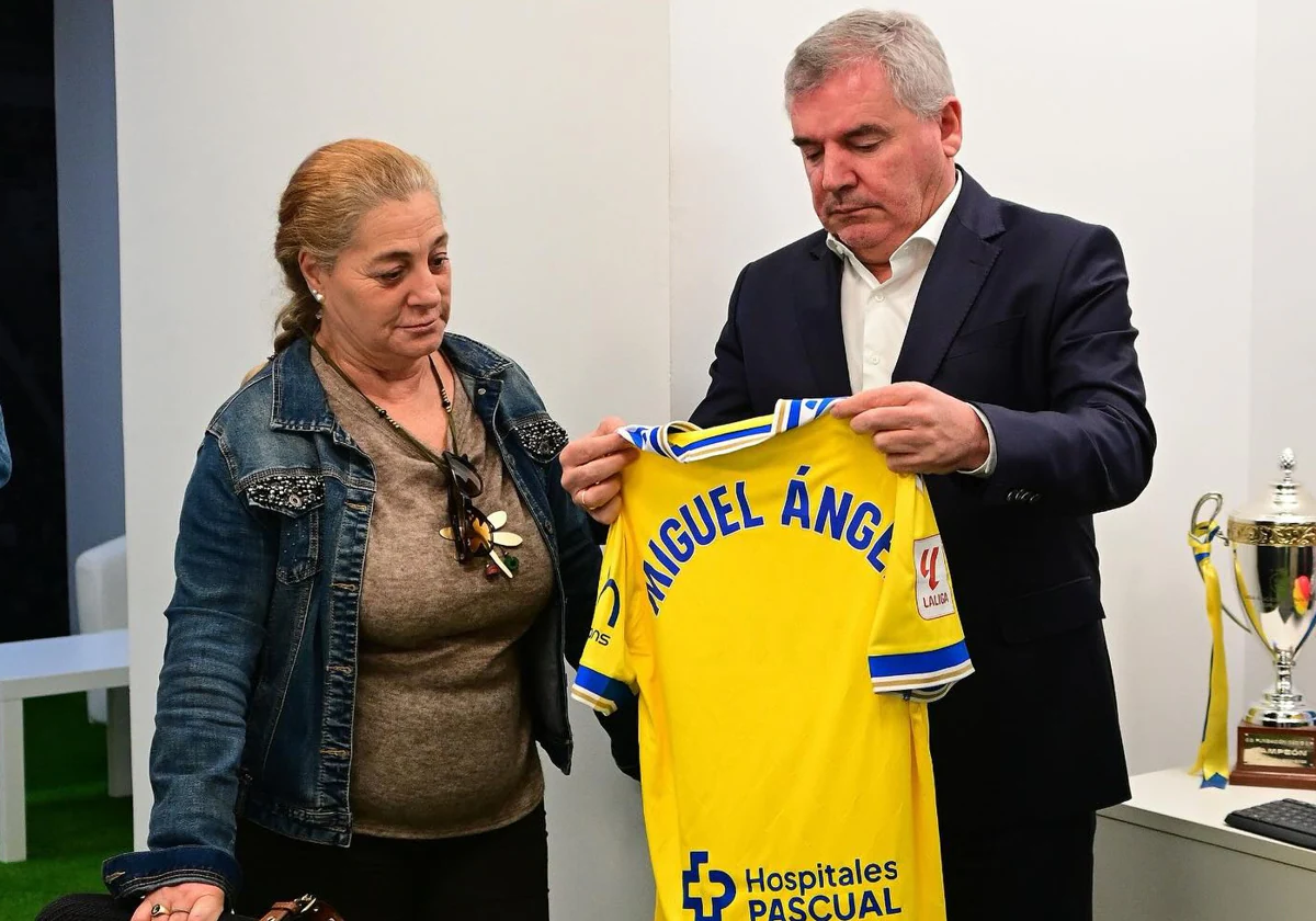 Manuel Vizcaíno, presidente del Cádiz CF, hace entrega de la camiseta con el nombre de Miguel Ángel a su madre.
