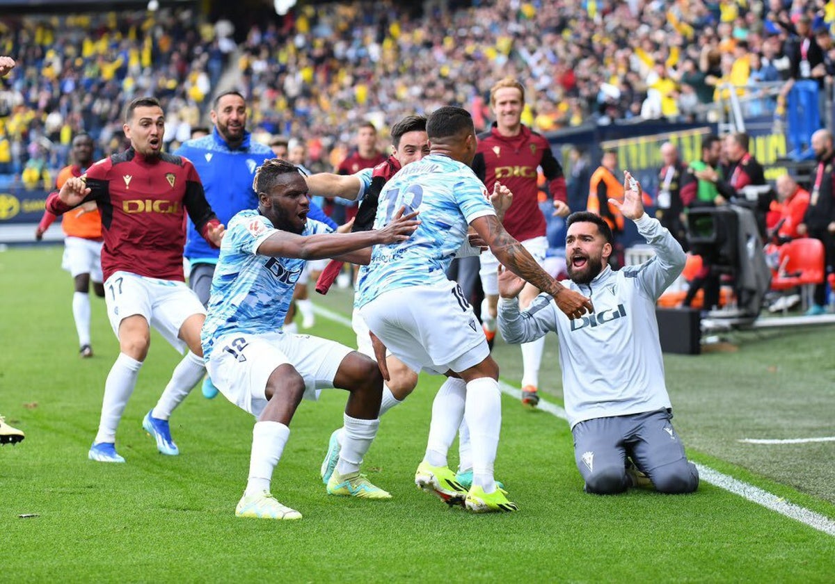 Los jugadores celebran el gol de Machis ante el Celta