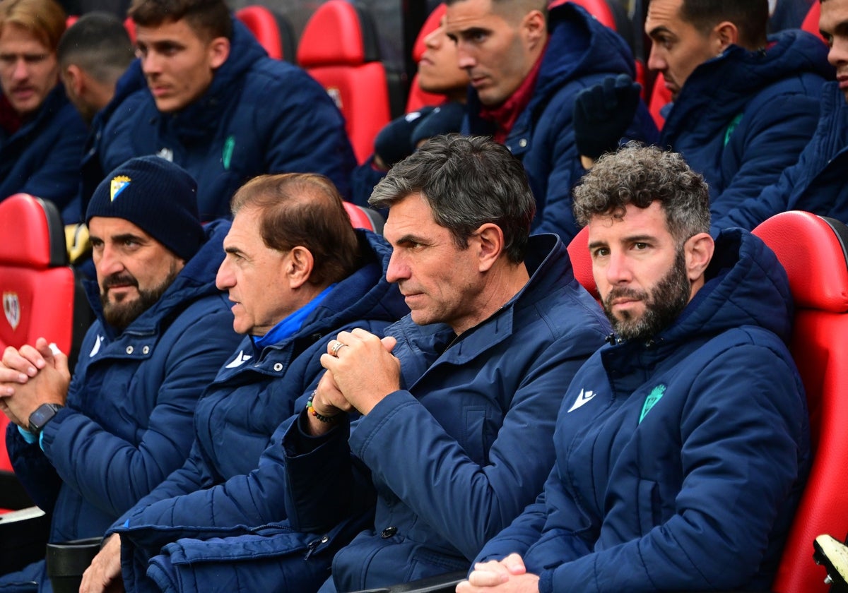 Mauricio Pellegrino y sus ayudantes, en el banquillo de Vallecas.