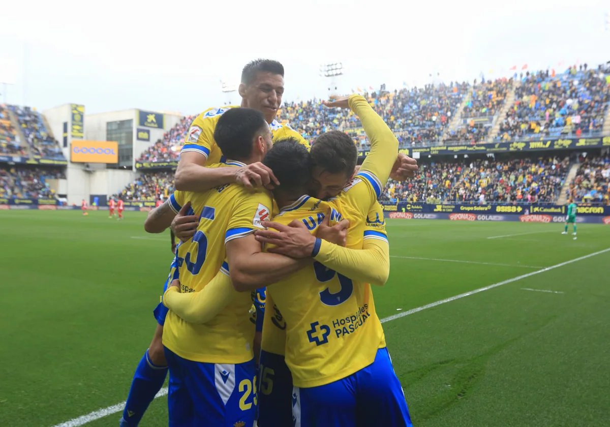 Los jugadores del Cádiz celebran el segundo tanto