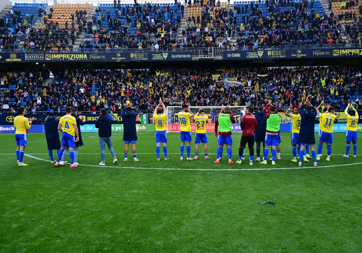 Los jugadores del Cádiz agradecen a la afición el apoyo