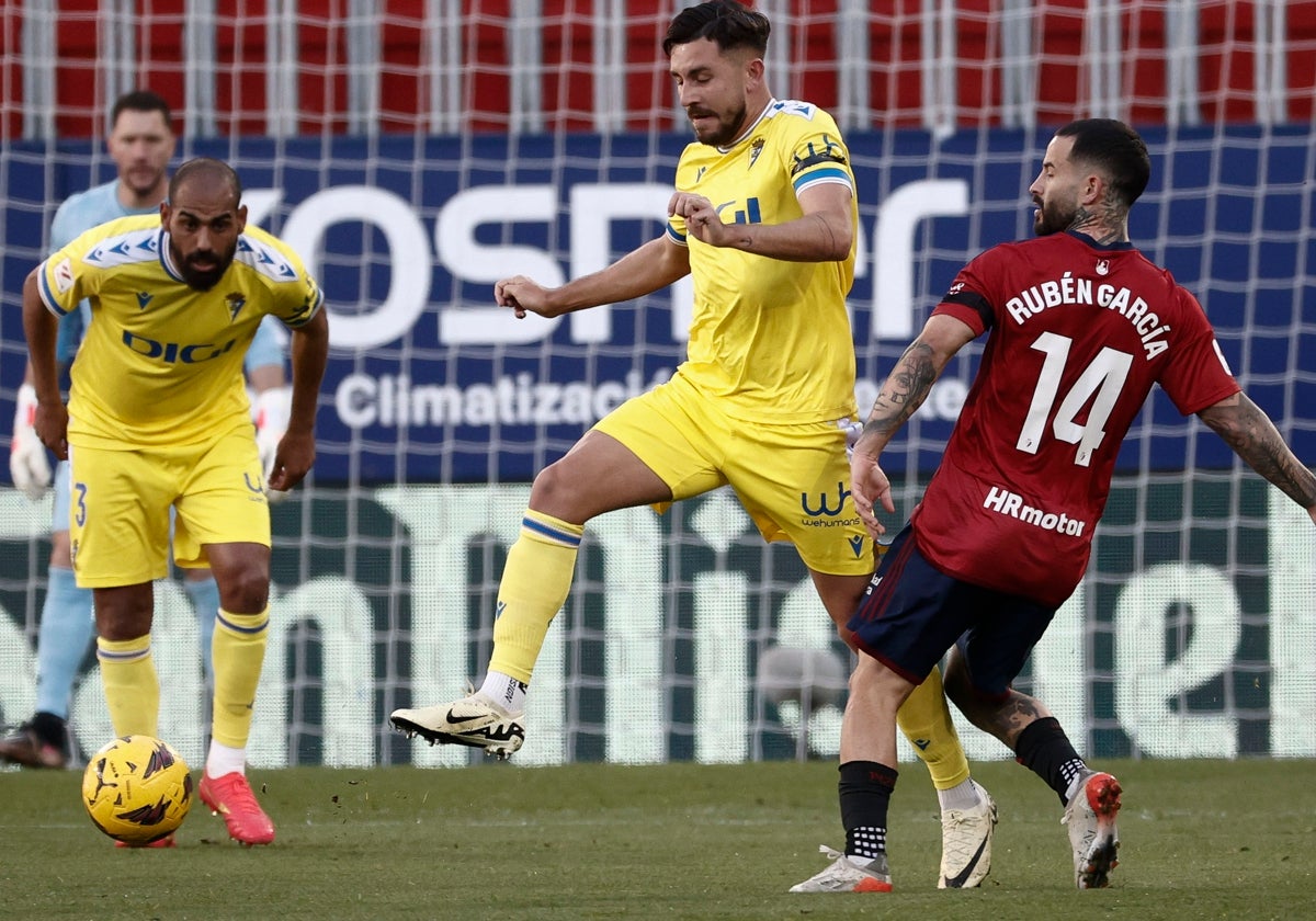 Víctor Chust, central valenciano del Cádiz CF.