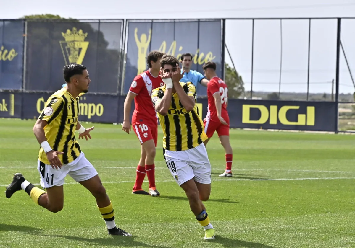 Borja Vázquez celebra el tanto del filial amarillo