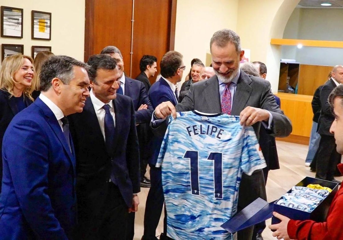 El Rey Felipe VI, con la camiseta que el Cádiz le dedicó a la Armada.