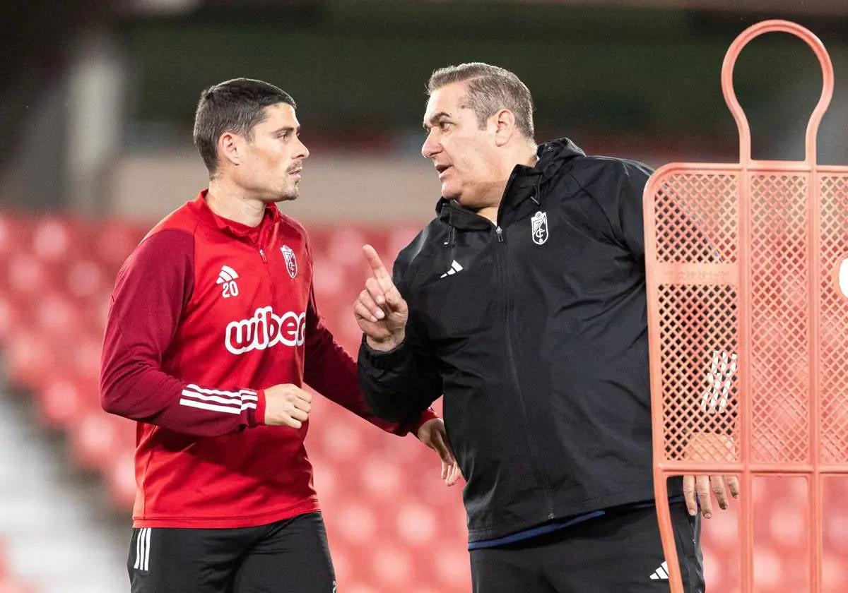 José Ramón Sandoval conversa con Sergio Ruiz.