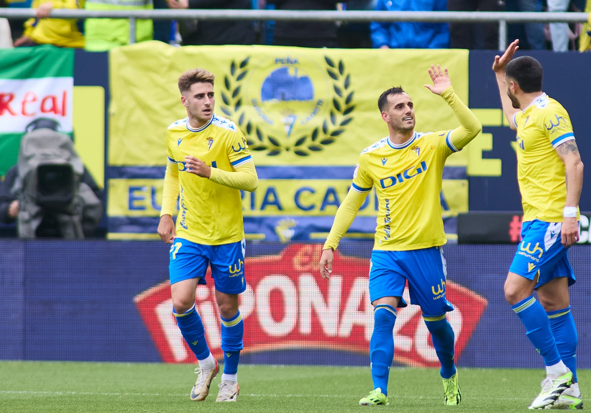 Los jugadores del Cádiz celebran un gol ante el Atlético