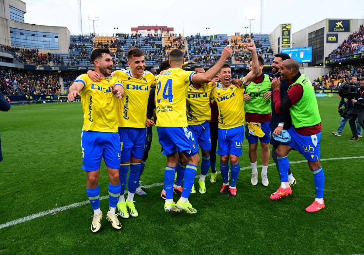 Los jugadores del Cádiz celebran la victoria ante el Atlético