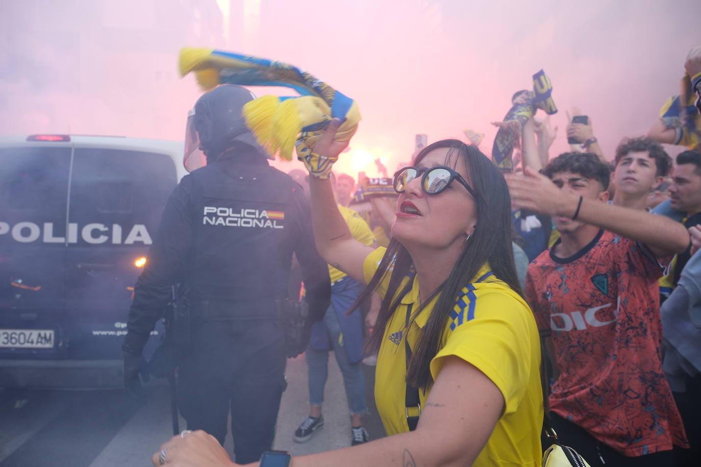 Galería de imágenes del espectacular recibimiento al Cádiz antes del partido contra el Barcelona