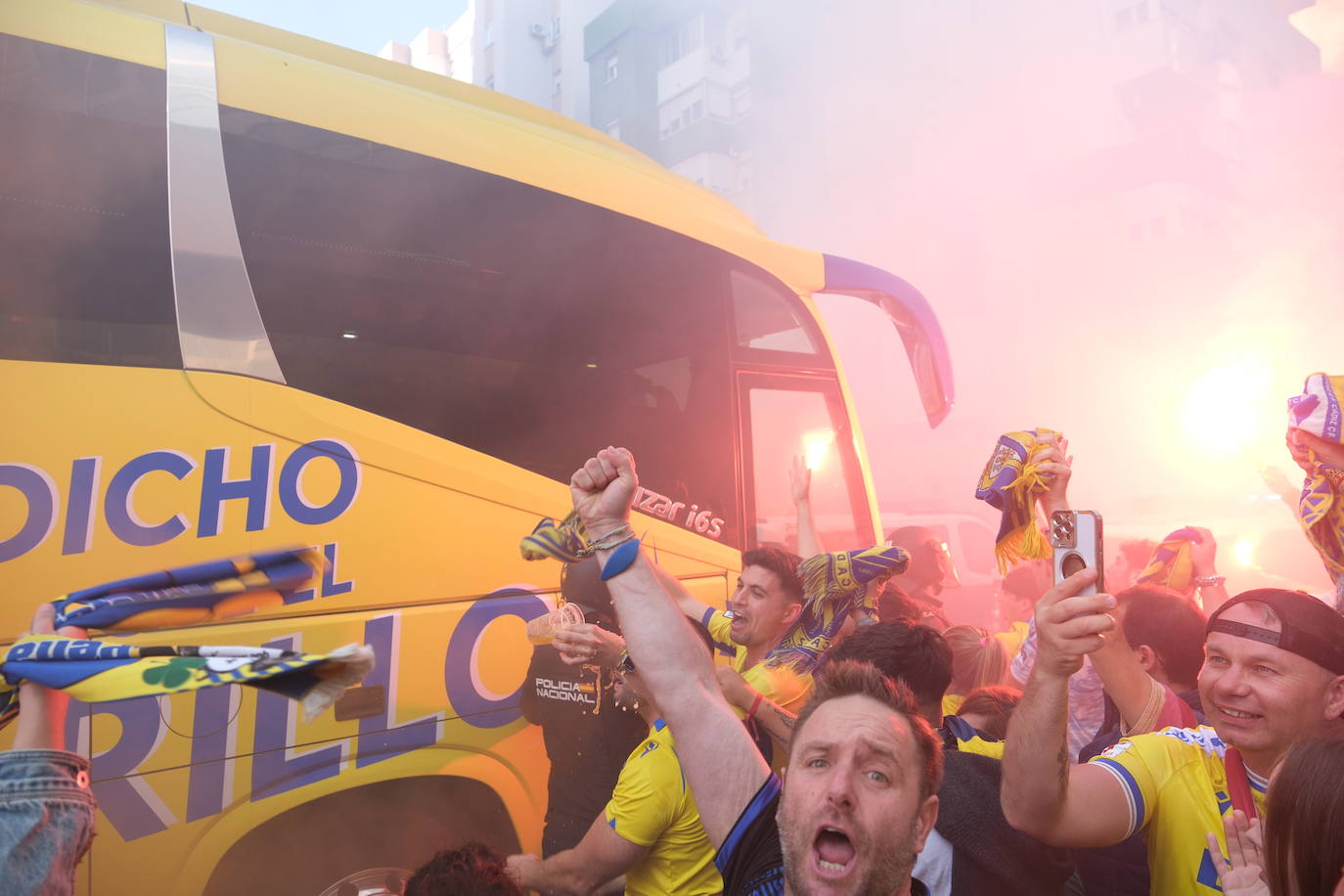 Galería de imágenes del espectacular recibimiento al Cádiz antes del partido contra el Barcelona