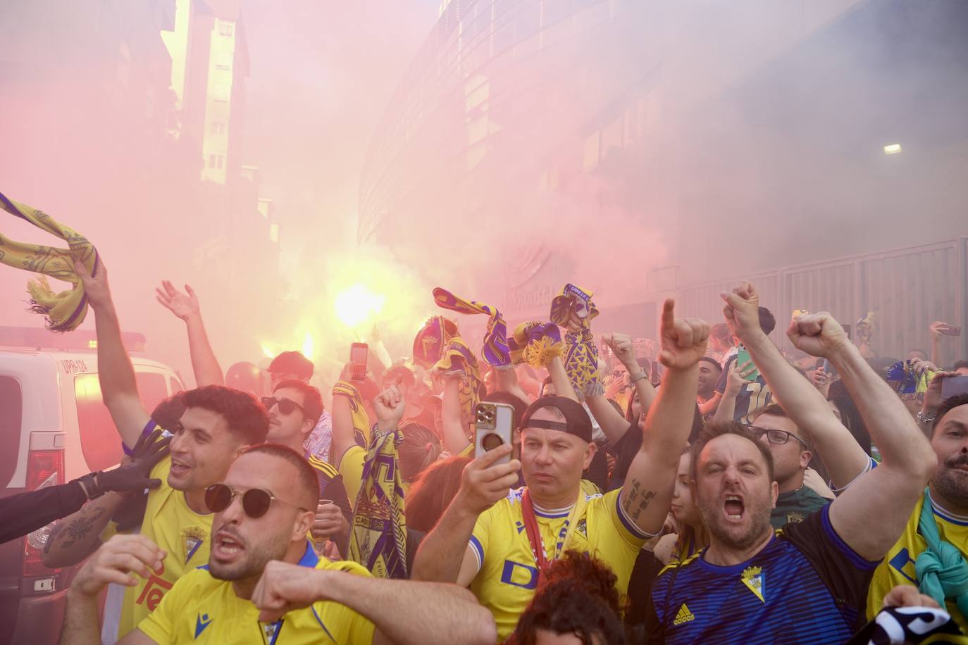 Galería de imágenes del espectacular recibimiento al Cádiz antes del partido contra el Barcelona