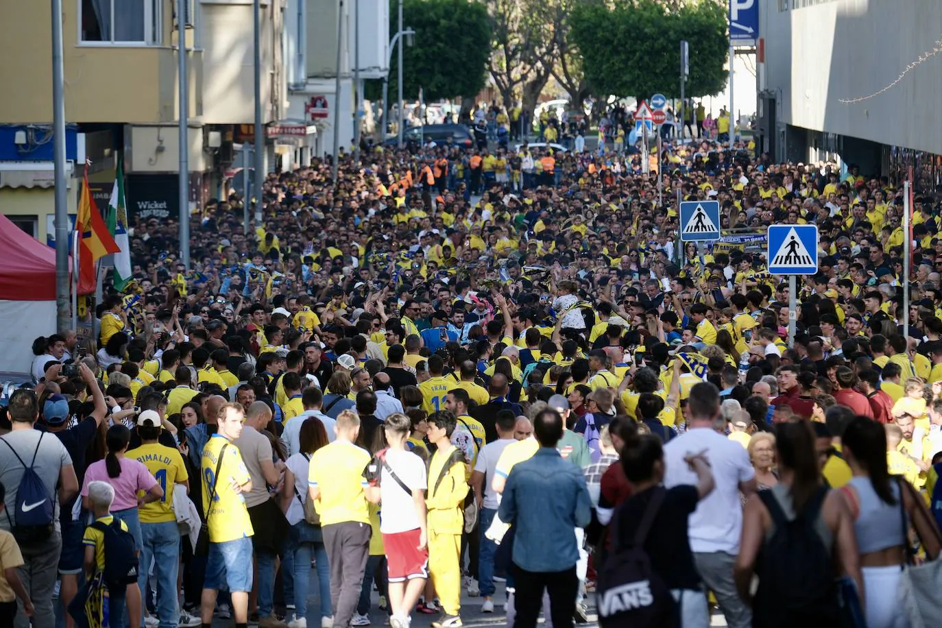 Galería de imágenes del espectacular recibimiento al Cádiz antes del partido contra el Barcelona