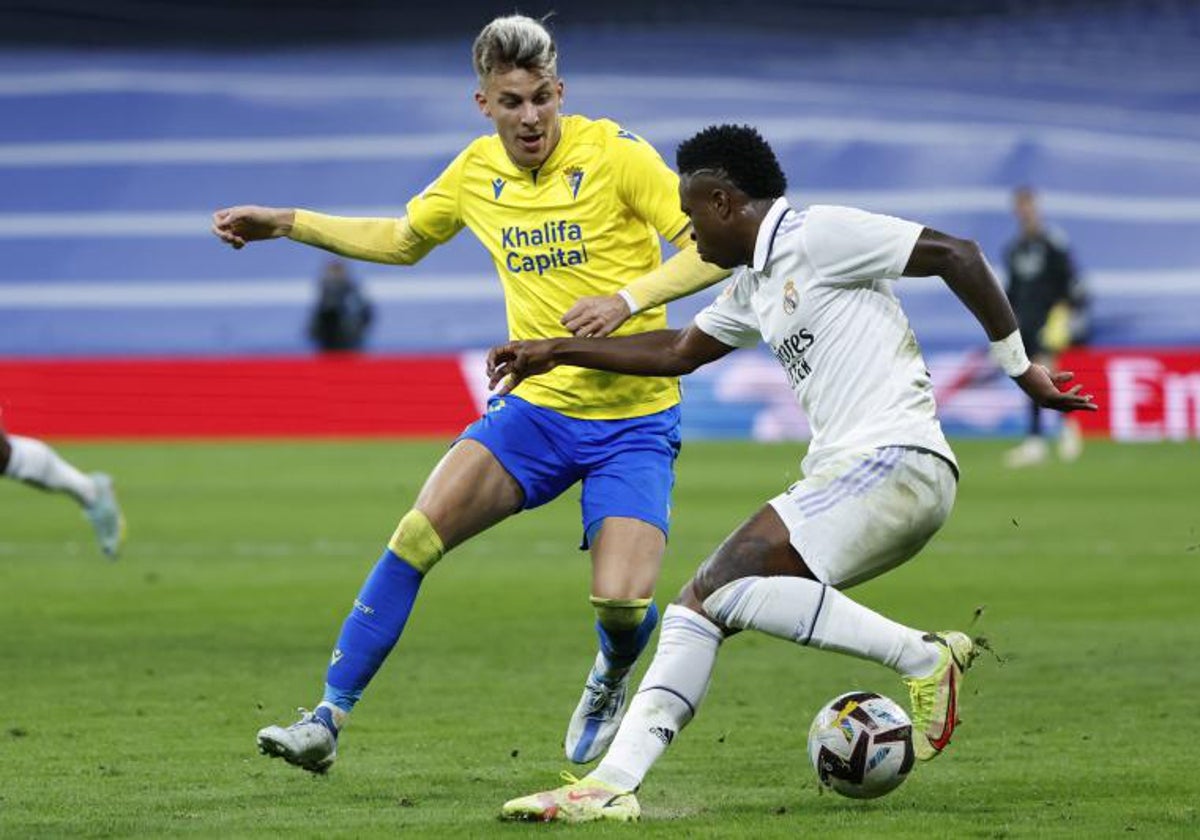 Iván Alejo marcando a Vinícius en el Bernabéu la pasada campaña.