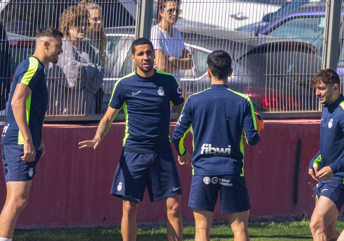 Omar Mascarell, en el centro, durante un entrenamiento del Mallorca.