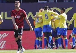 Los jugadores del Cádiz celebran un gol ante el Mallorca