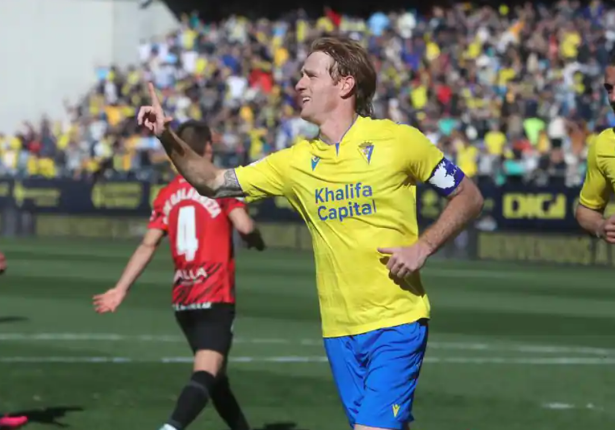 Álex Fernández celebra el tanto ante los bermellones del curso pasado