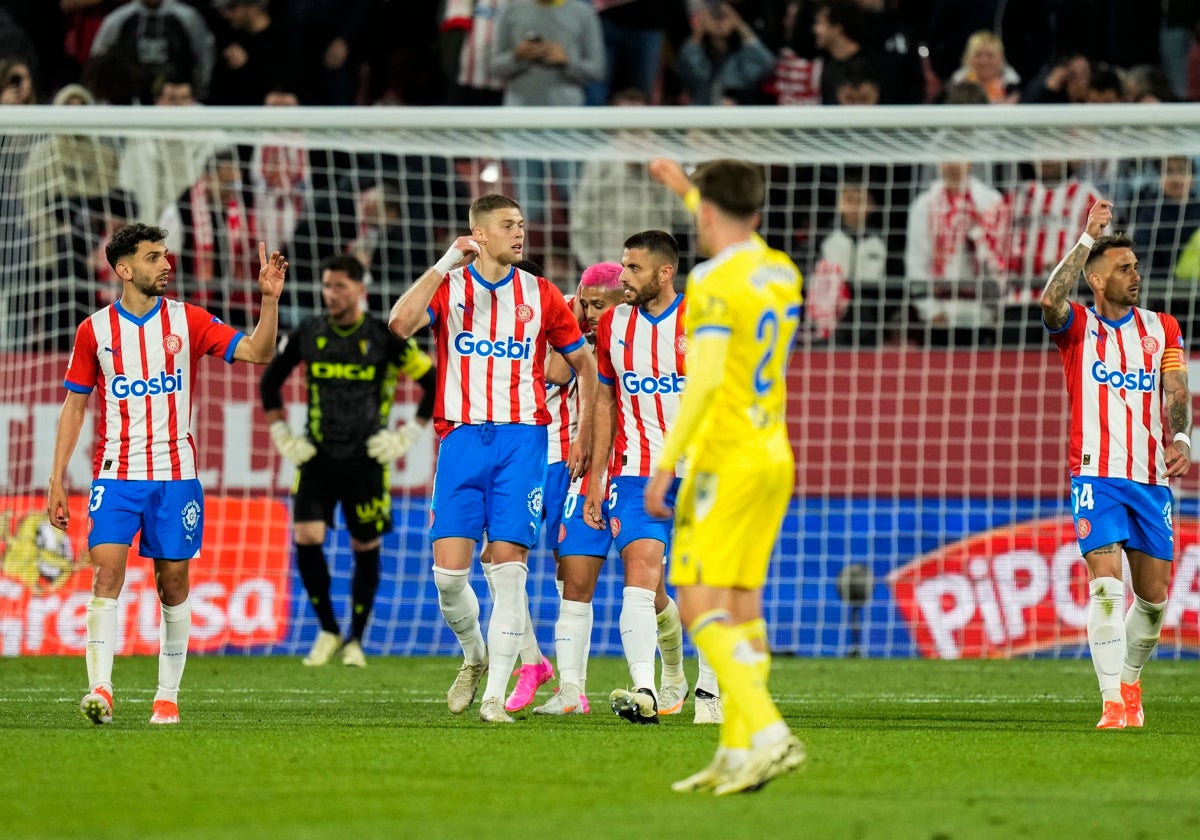 El delantero Dovbyk celebra su gol al Cádiz CF.