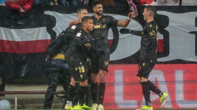 Los jugadores del Cádiz CF celebran el gol de Javi Hernández en Vallecas ante el Rayo Vallecano (1-1).