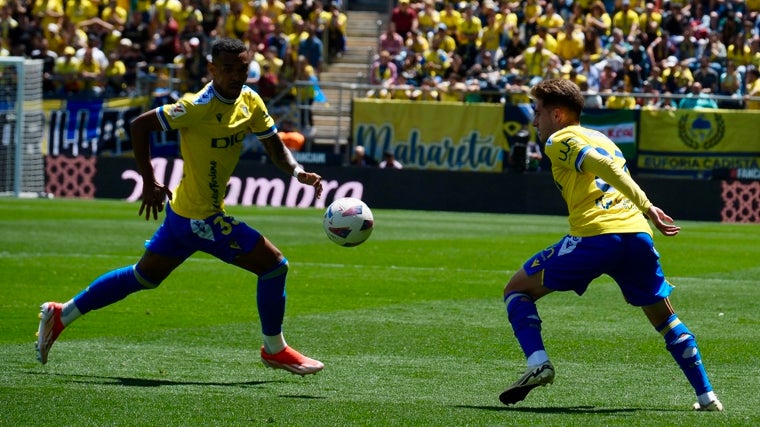 Lucas Pires junto a Robert Navarro en la cita liguera ante el Mallorca en el Estadio Carranza.