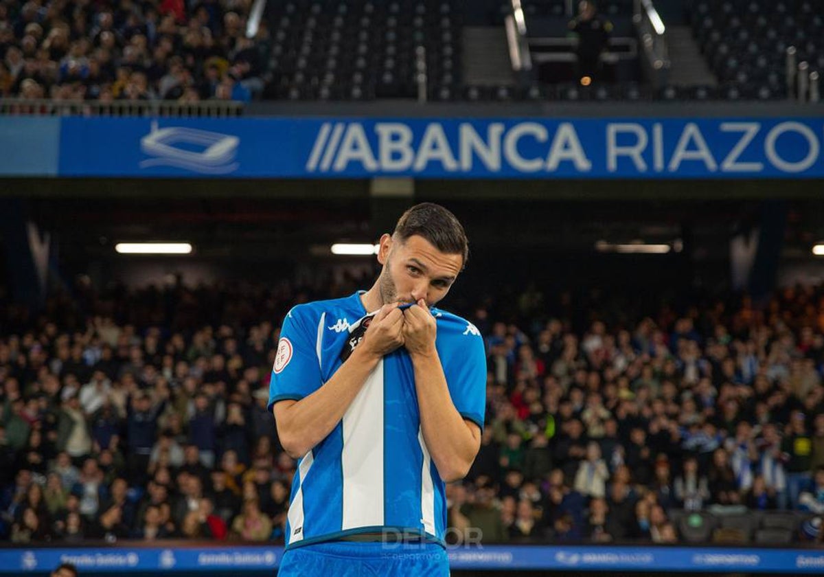 Lucas Pérez con la camiseta de su Deportivo