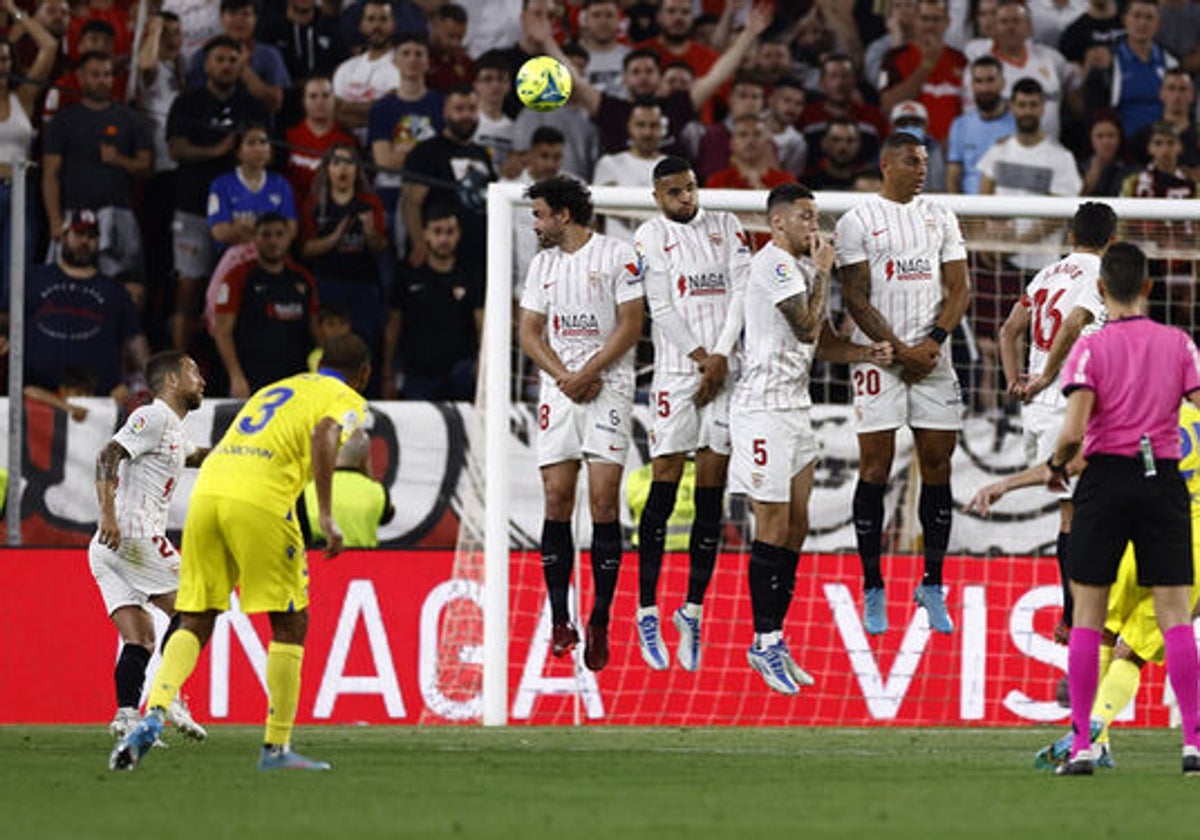 Momento de la falta de Lucas Pérez hace dos temporadas