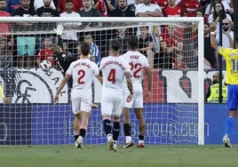 El gol anulado al Cádiz en Sevilla: no hubo falta