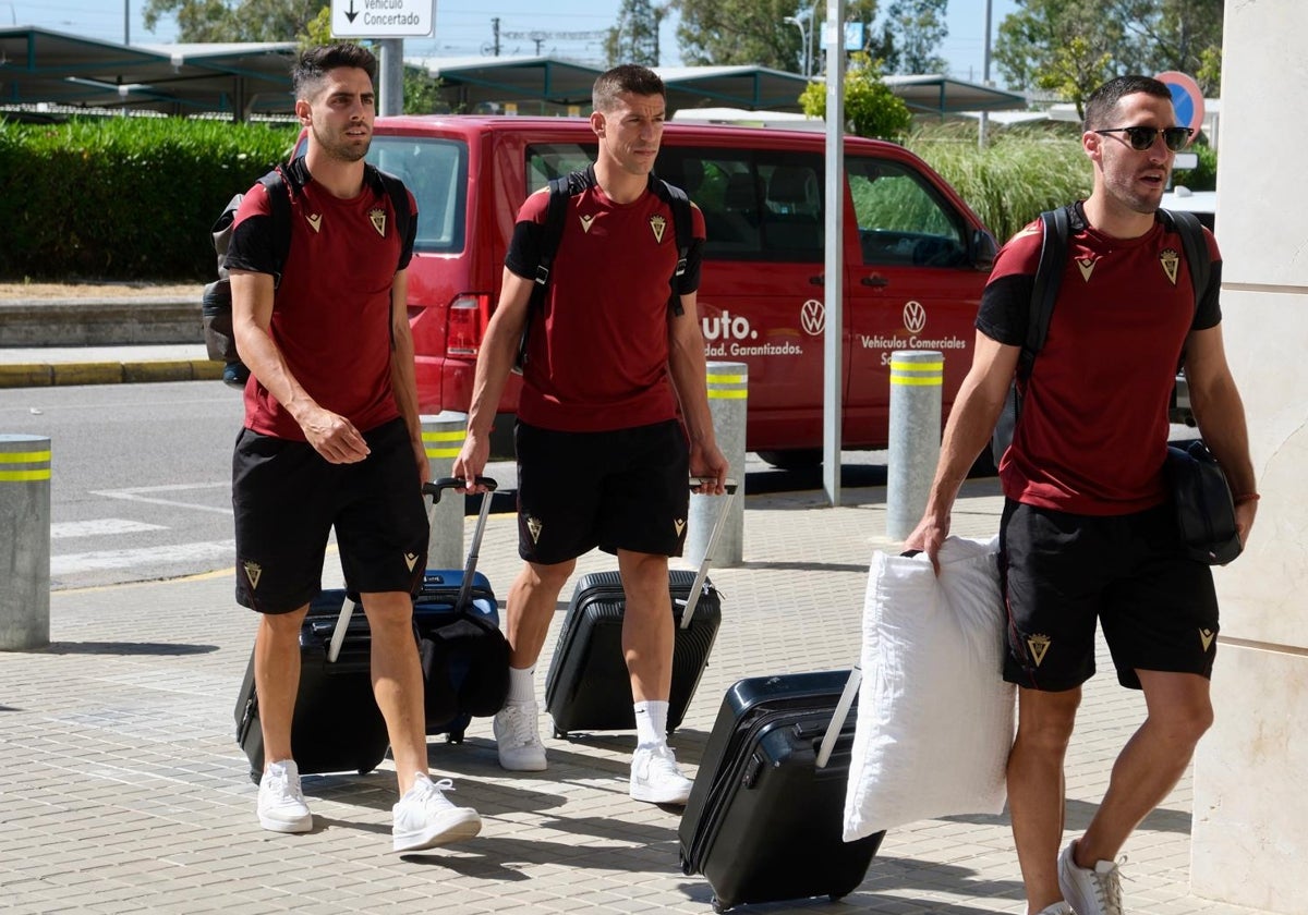 Sobrino, Rubén Alcaraz y Zaldua llegando al Aeropuerto de Jerez.