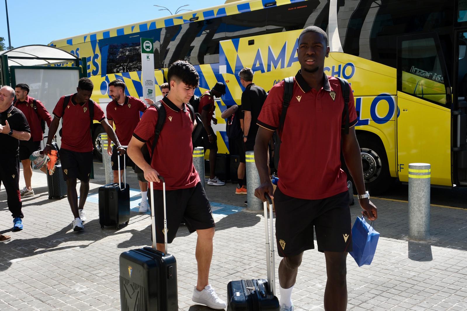 Fotos: Salida de la expedición del Cádiz CF rumbo a El Salvador