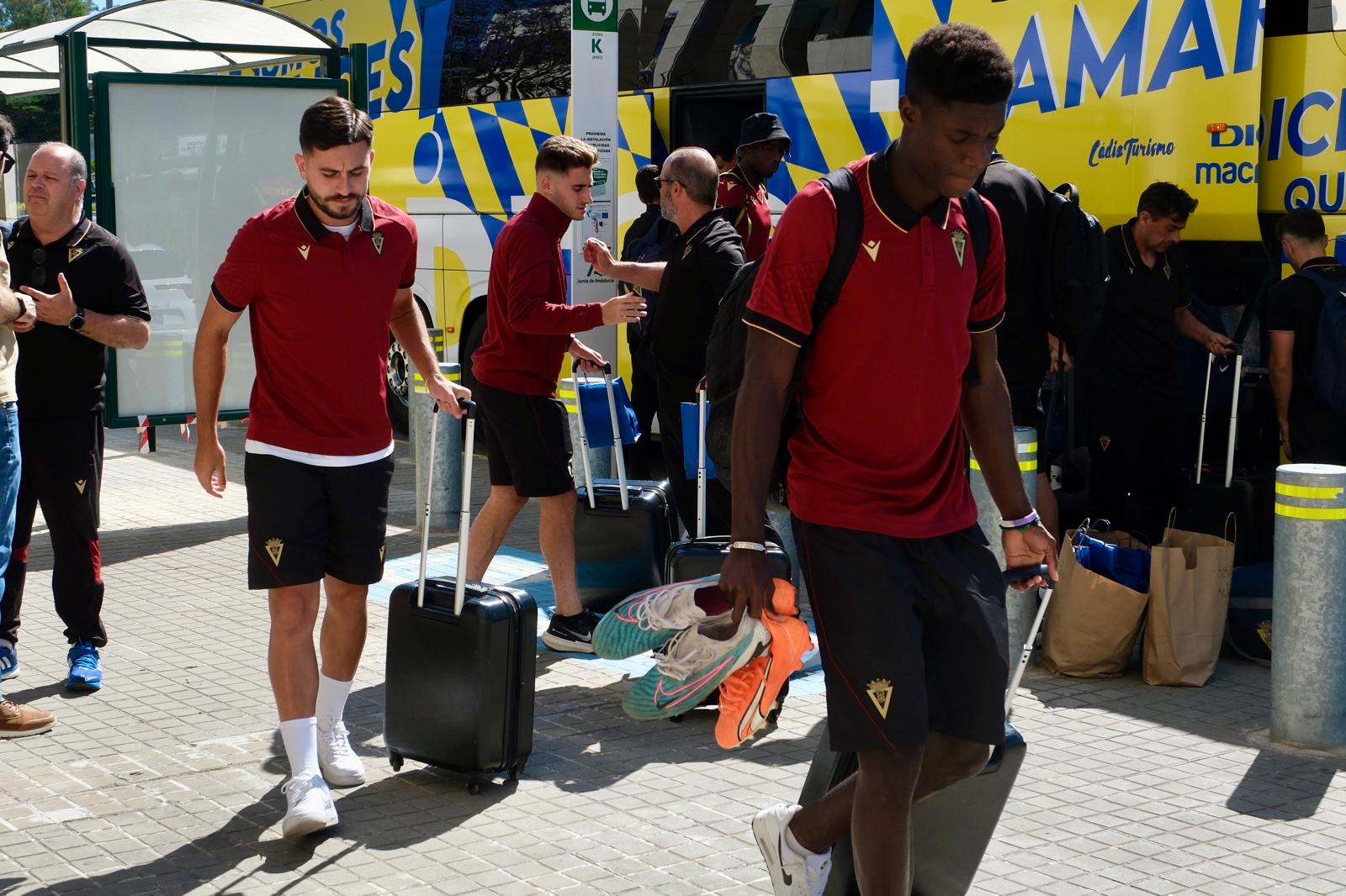 Fotos: Salida de la expedición del Cádiz CF rumbo a El Salvador