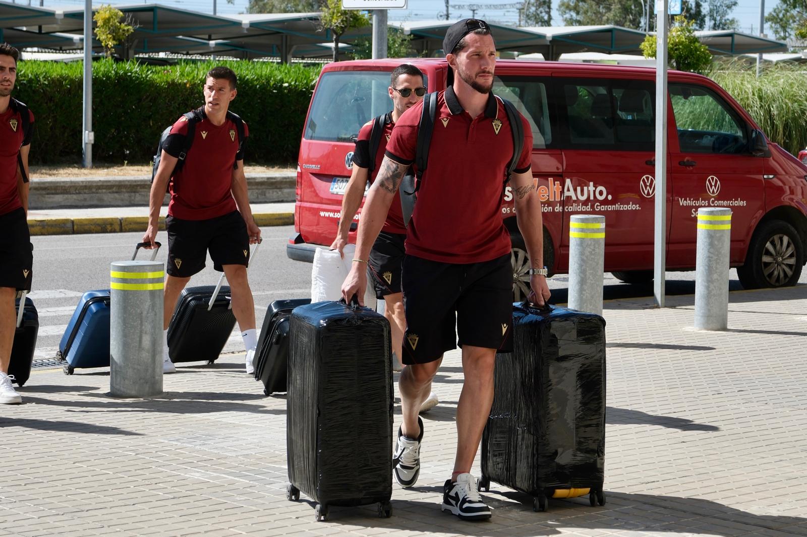 Fotos: Salida de la expedición del Cádiz CF rumbo a El Salvador