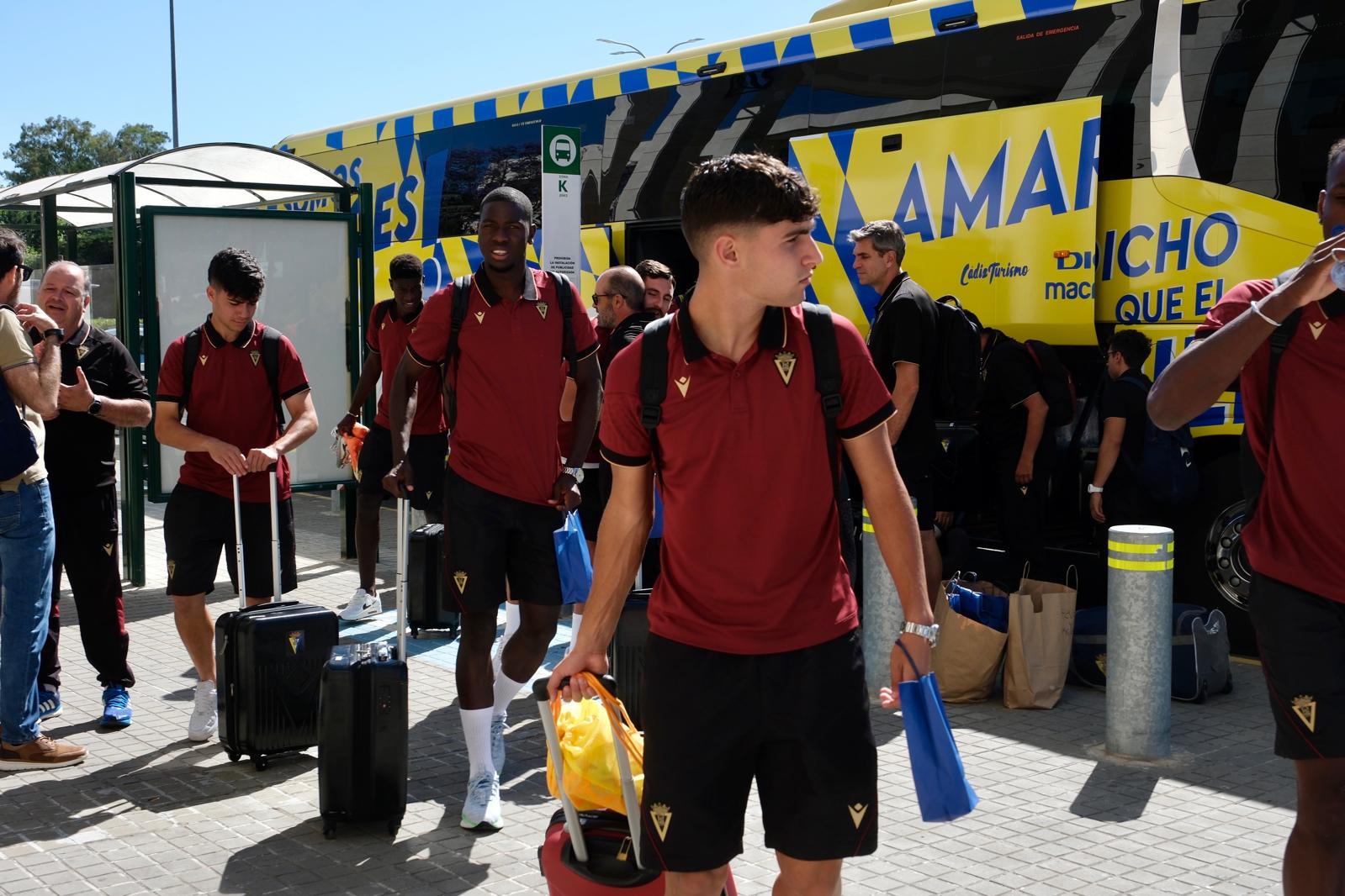 Fotos: Salida de la expedición del Cádiz CF rumbo a El Salvador