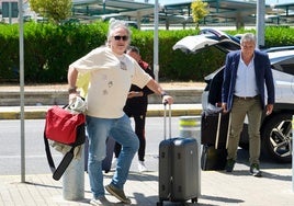 Fotos: Salida de la expedición del Cádiz CF rumbo a El Salvador