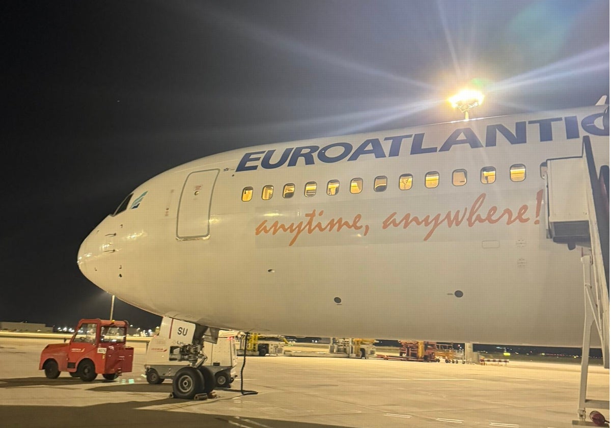 Avión de la expedición del Cádiz CF a El Salvador