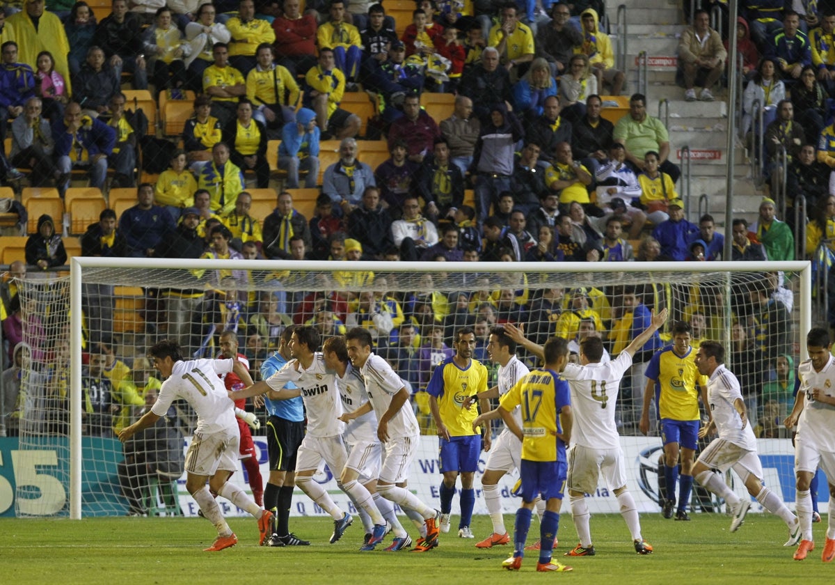 El filial blanco goleó 0-3 en Carranza y 5-1 en Valdebebas.