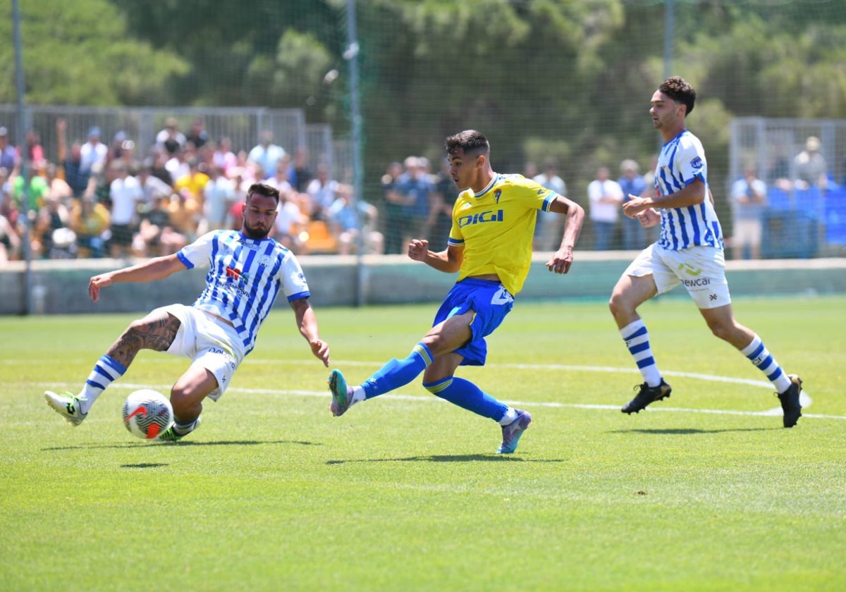 Pereira, del Cádiz Balón, gozó de una buena oportunidad en sus botas