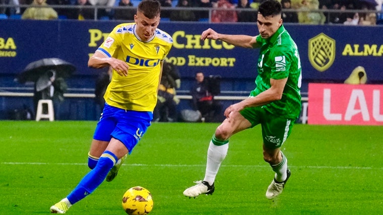 Iván Alejo durante el Cádiz - Betis.