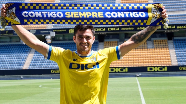 El delantero uruguayo Maxi Gómez durante su presentación con el Cádiz CF.