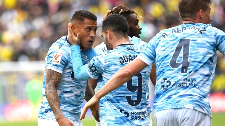 Juanmi celebra un gol del Cádiz CF con su excompañero Darwin Machis.