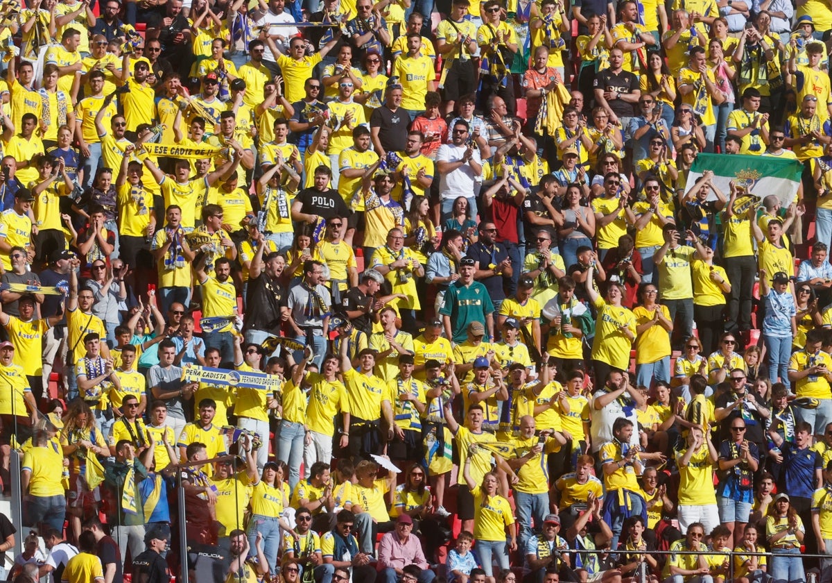 La afición del Cádiz en el Sánchez Pizjuán.