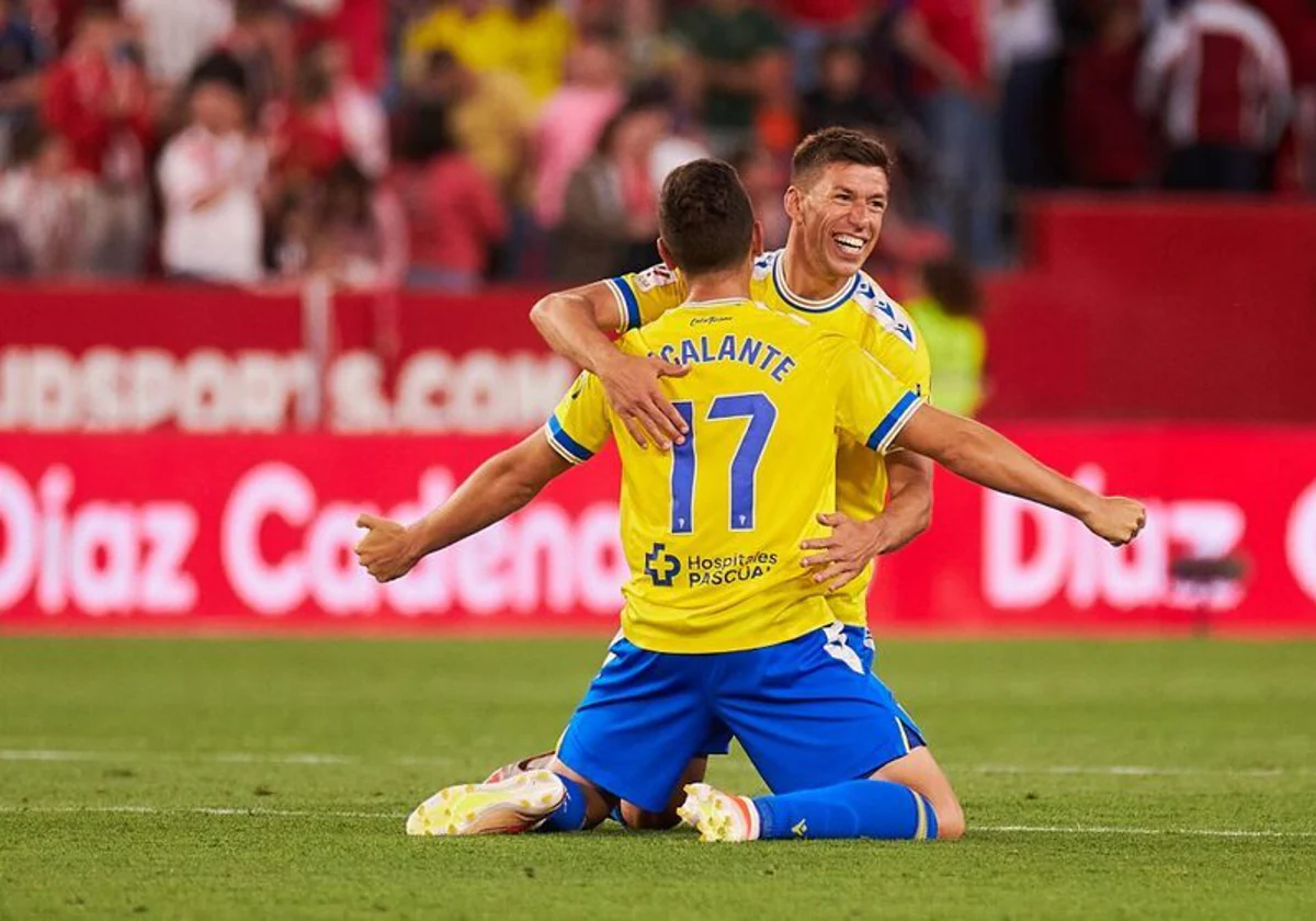 Escalante y Alcaraz celebran un gol esta pasada temporada
