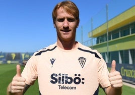 El Cádiz CF presenta la nueva camiseta de entrenamiento