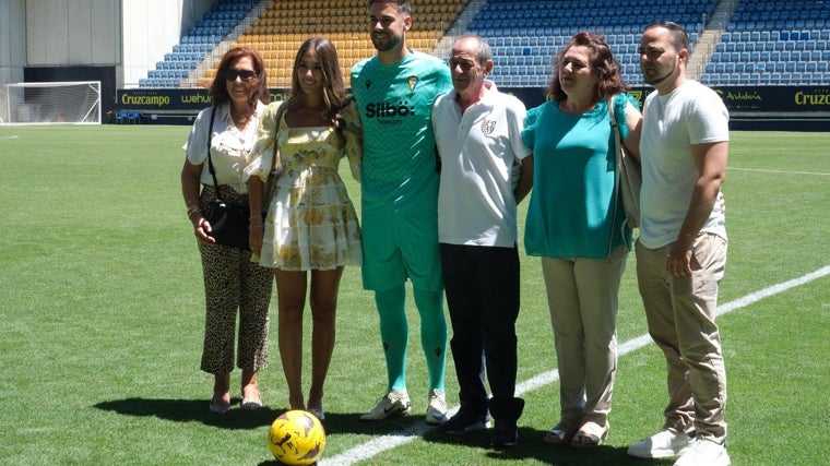 Caro junto a su familia en el césped del Estadio Carranza.