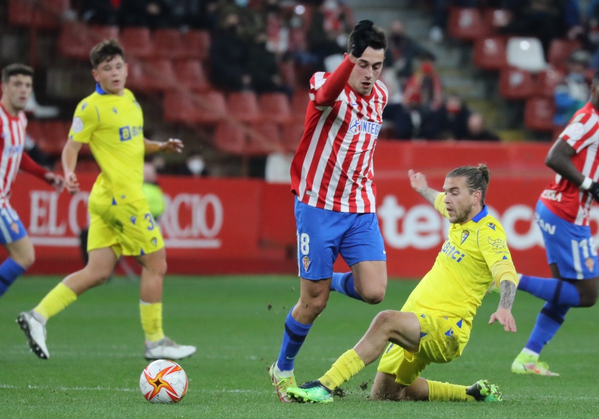 El Cádiz CF busca una salida para el cordobés Álvaro Jiménez.