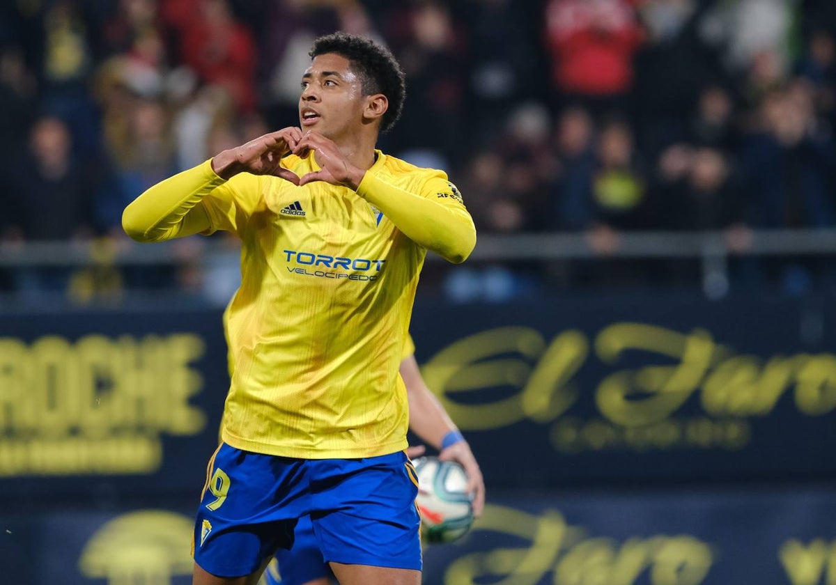 Choco Lozano celebrando un gol con el Cádiz CF